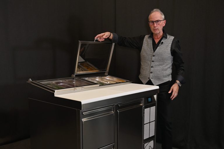 Andreas Schäfer stellt die neue Belegestation vor