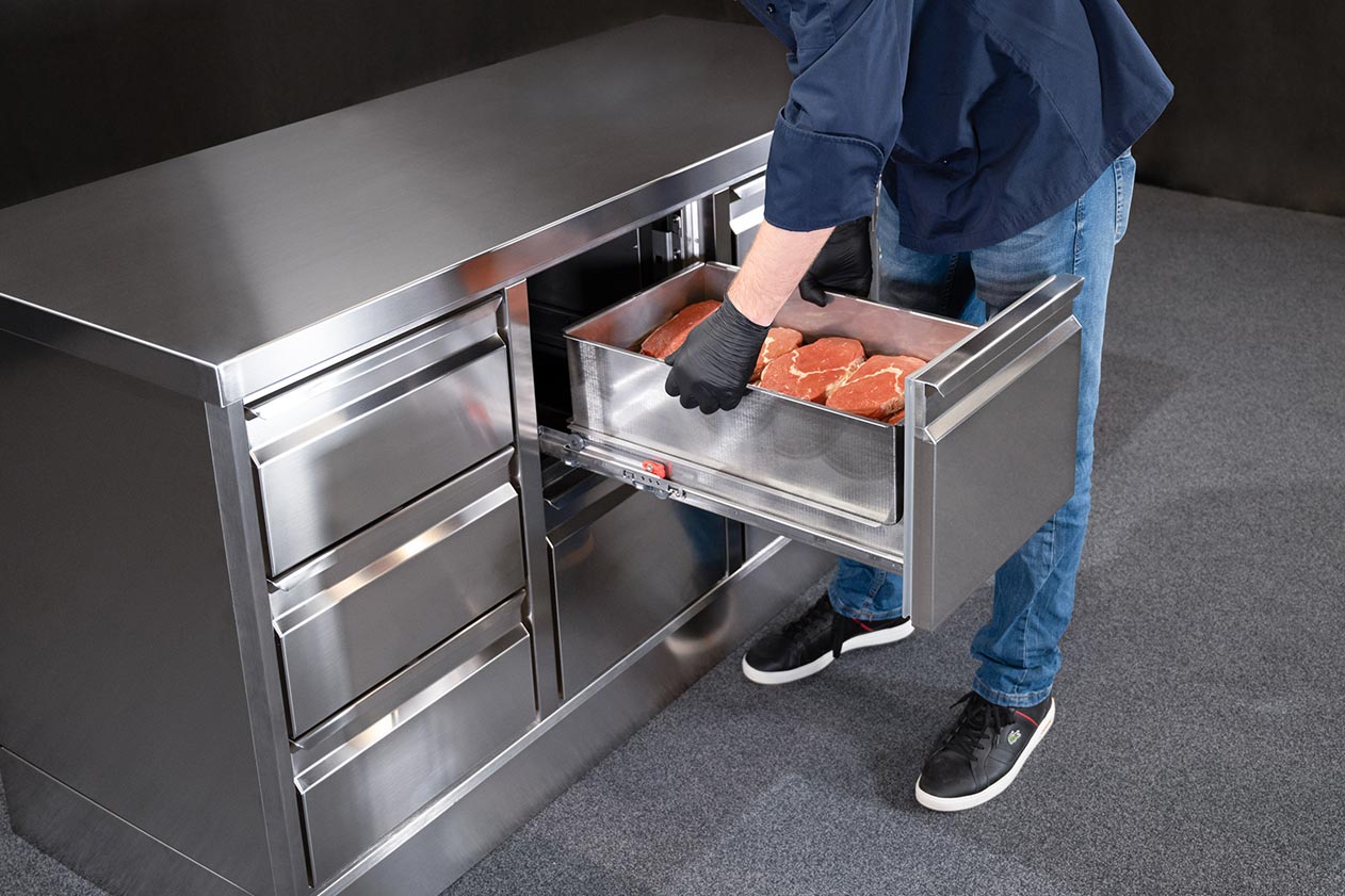 Ladenkorb herausnehmbar bei einem Gastro-Kühltisch