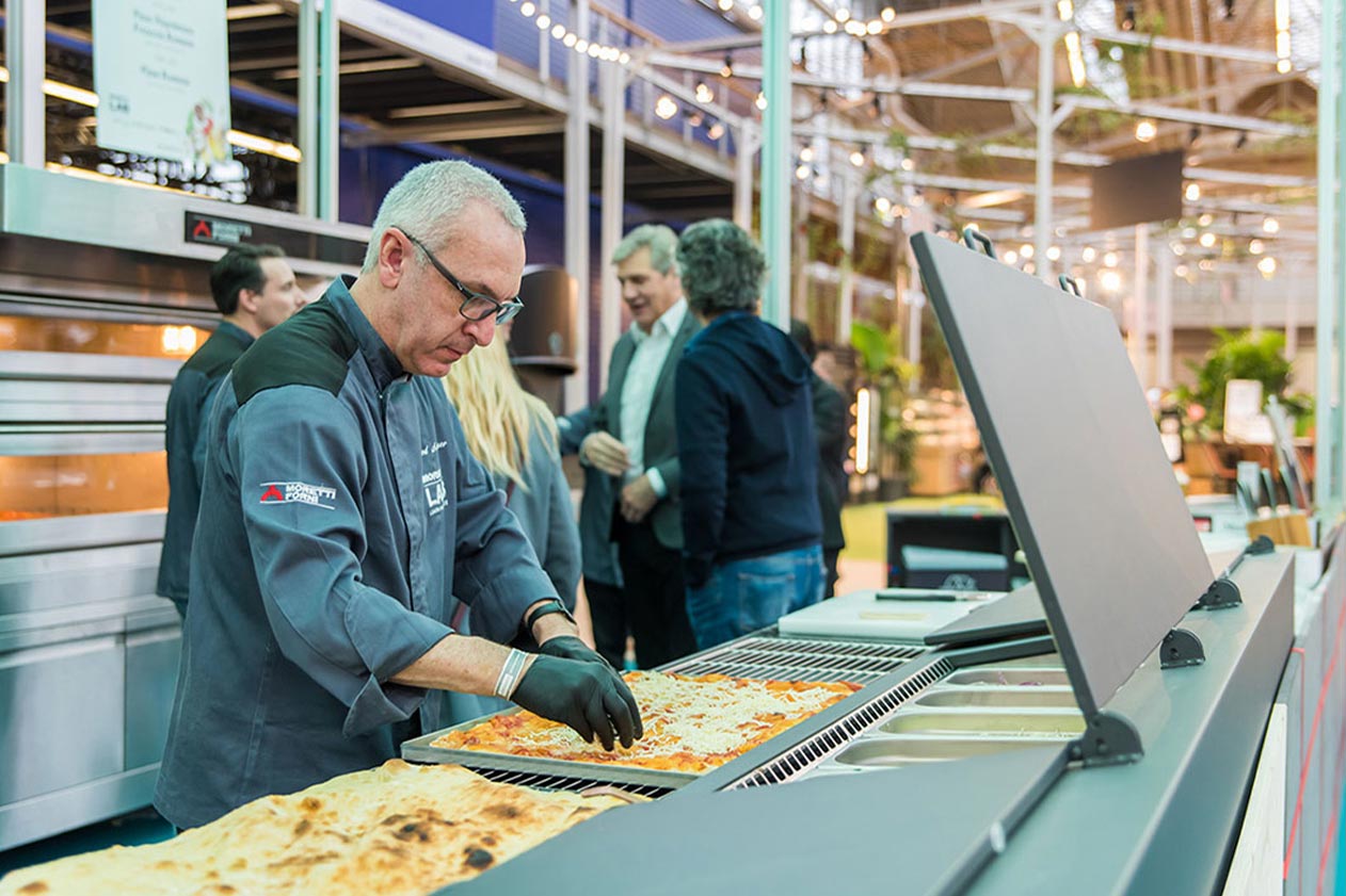 Pizzastation Gastronomie Zubereitung einer Pizza