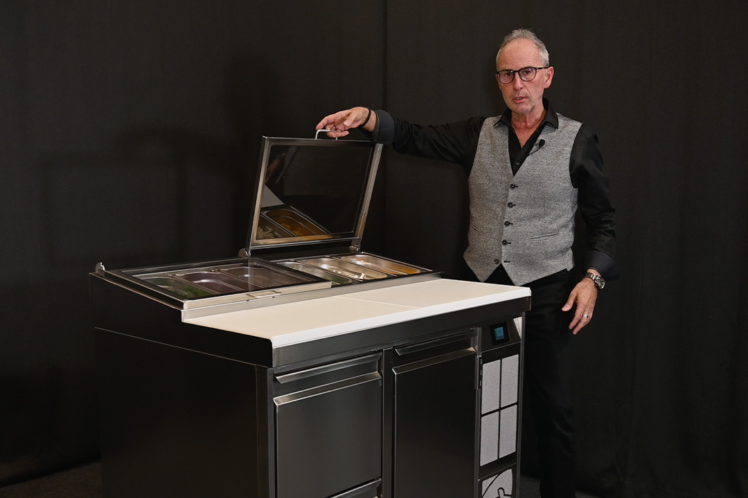 Andreas Schäfer stellt die neue Belegestation vor