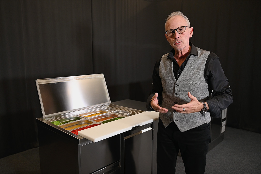 Andreas Schäfer stellt den neuen Saladetten Kühltisch vor