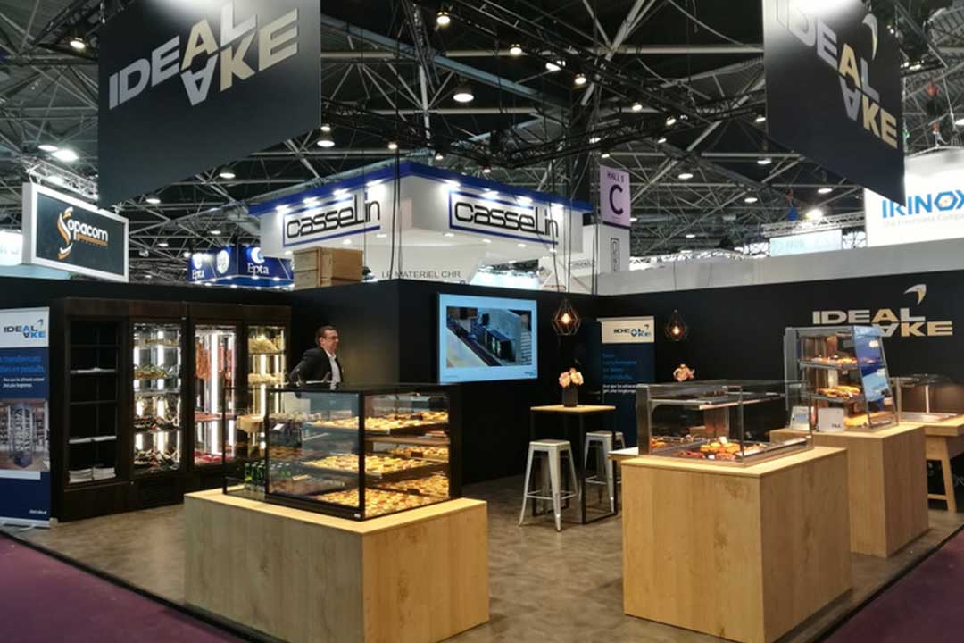 Messestand mit Vitrinen von Ideal Ake bei der SIRHA in Lyon
