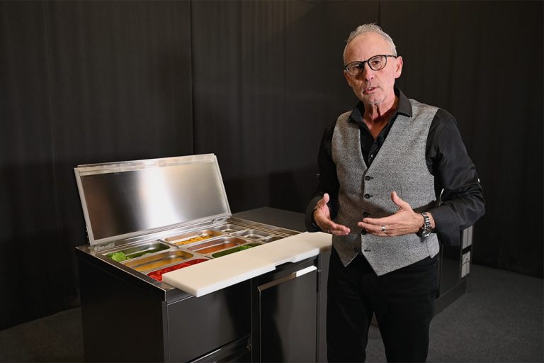 Andreas Schäfer stellt den neuen Saladetten Kühltisch vor