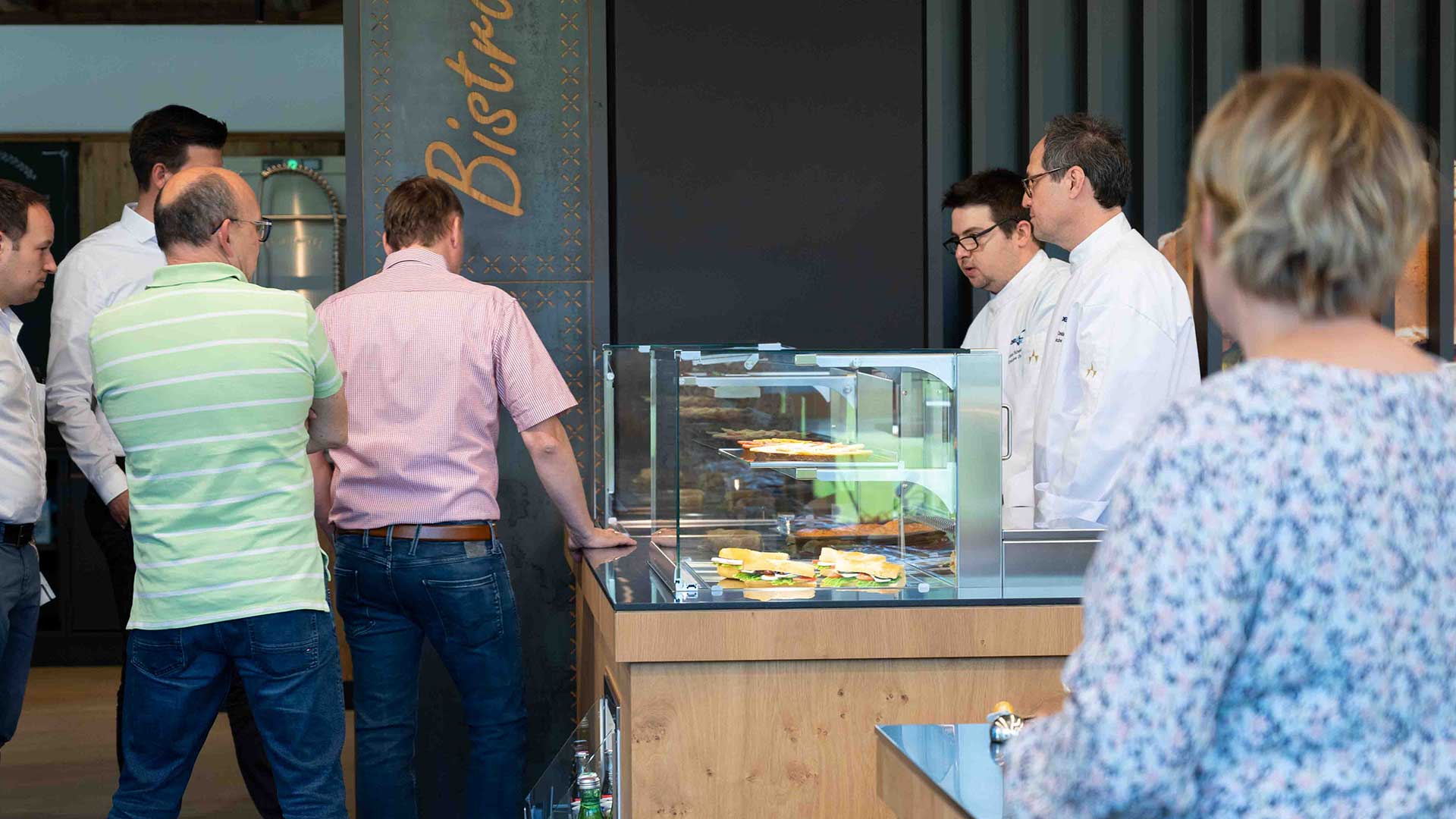 System- und Anwendungsberater schult Personen im Umgang mit Kühl- und Wärmevitrinen