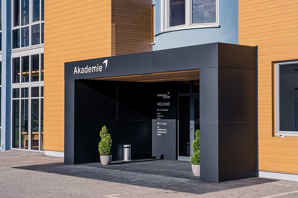 Akademie Eingang von AKE in Bad Mitterndorf