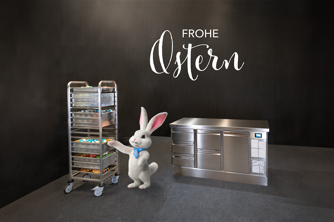 Osterhase steht neben einem Kühltisch