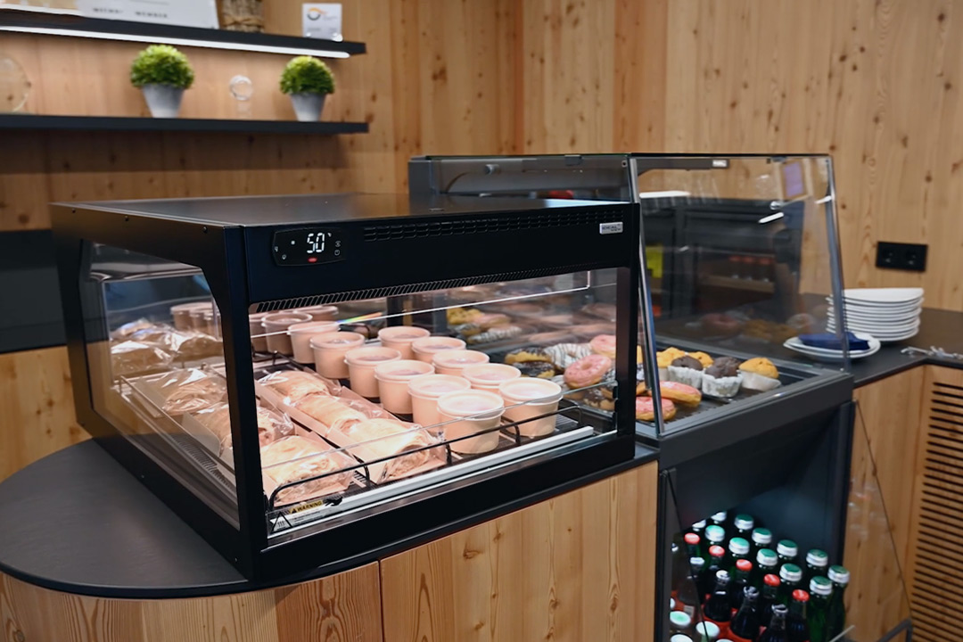 Kleinstflächenkonzept mit Wärmevitrine und Kühlunterbau