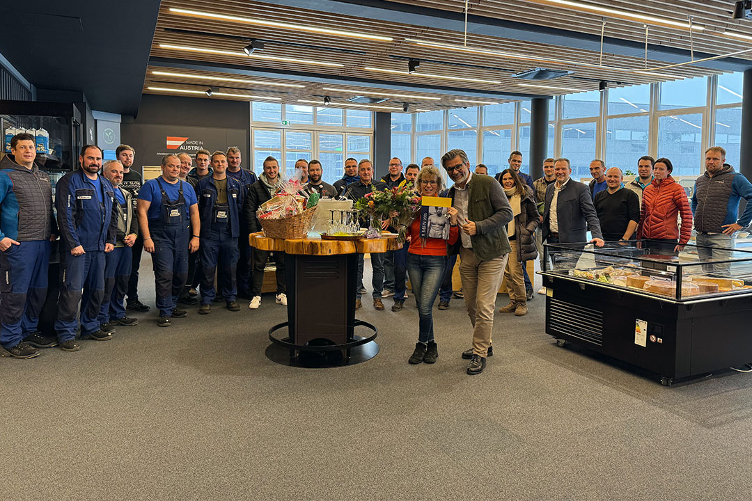 Mitarbeiter AKE zusammen mit Sigrid Hörtner