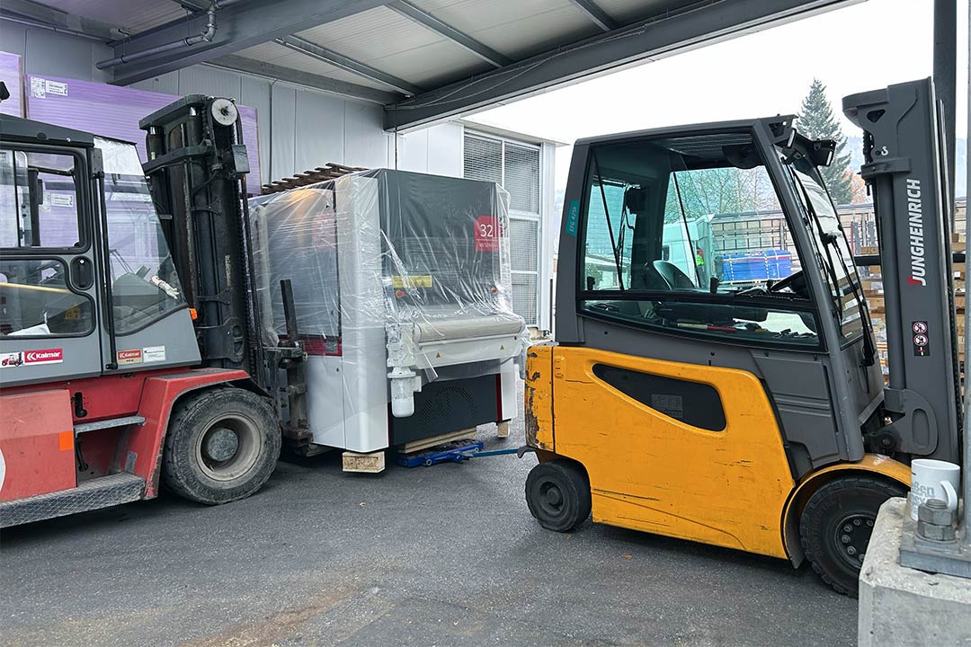 Neue Flächenentgratmaschine IDEAL